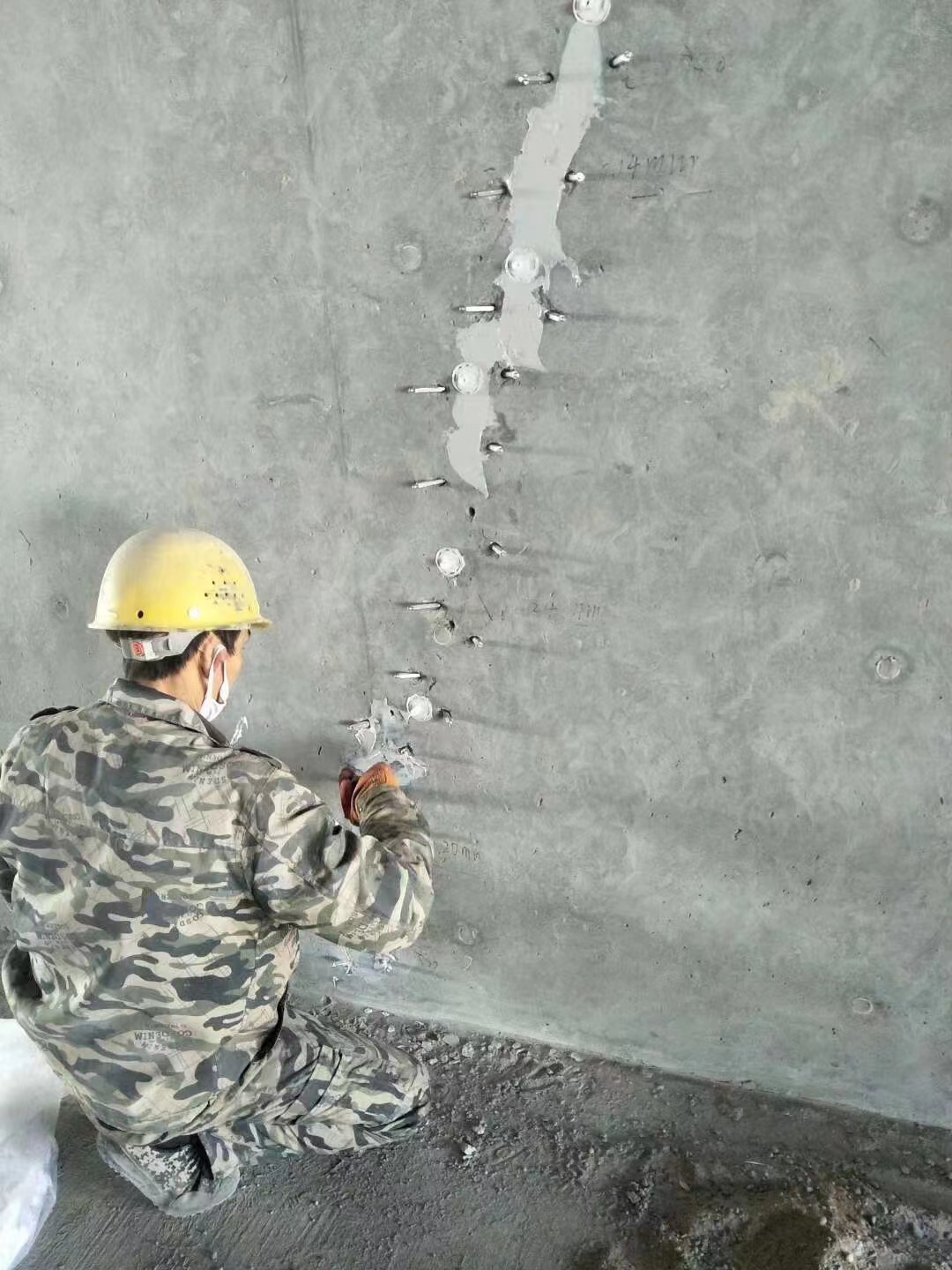 嫩江混凝土楼板裂缝加固施工的方案